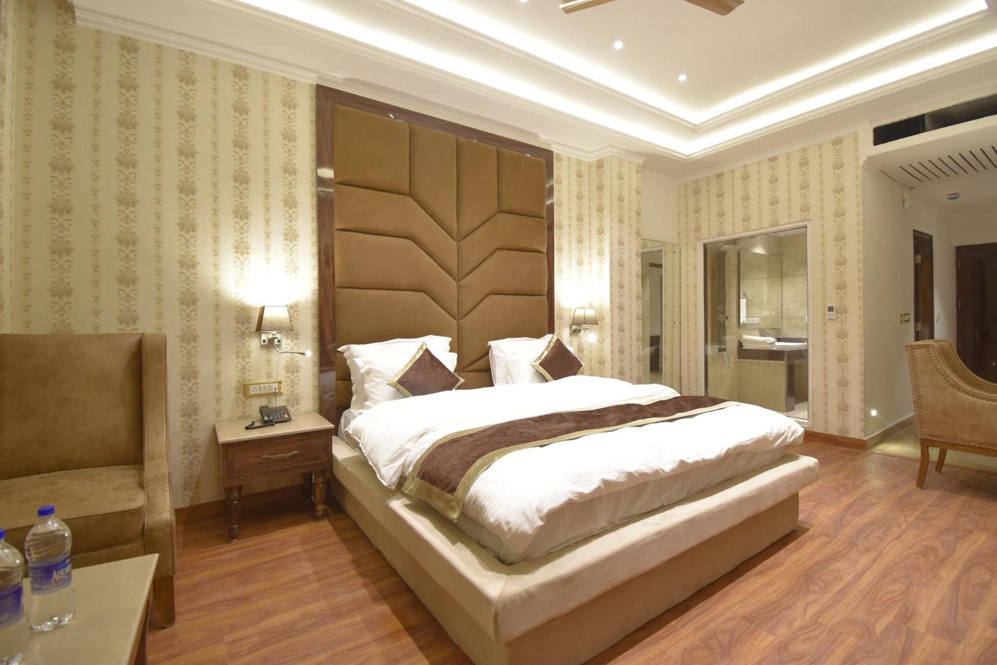 Grand Him Queen Ac Centralized Dharamshala Exterior photo
